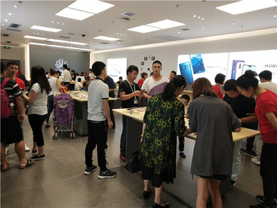 華為門店單店三日銷售額突破60萬，體驗(yàn)式消費(fèi)引領(lǐng)電子產(chǎn)品零售新浪潮